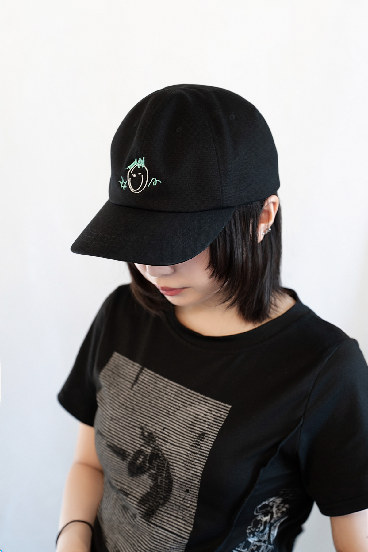 ステラの自画像刺繍キャップ