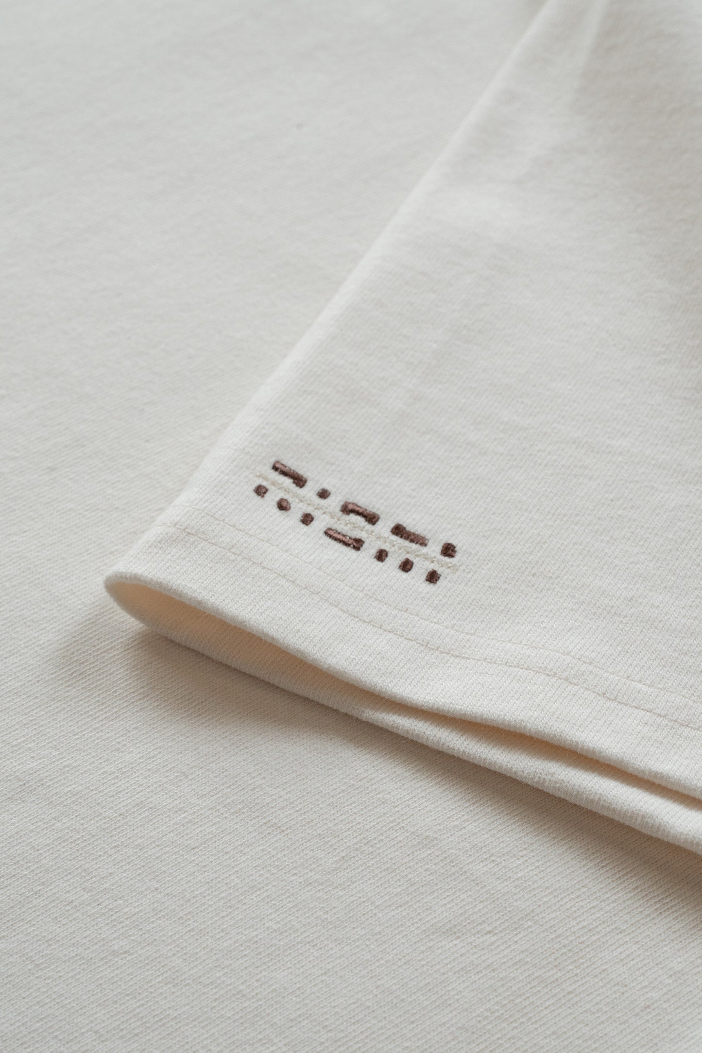 オーバーサイズ刺繍Tシャツ - 2026年版 - ナチュラル